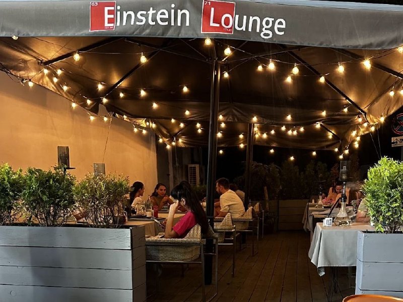 -50% на меню, напитки и паровые коктейли в баре «Einstein Lounge»